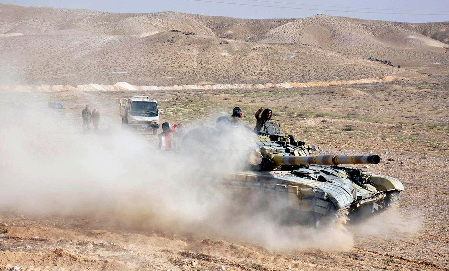 En syrisk stridsvagn utanför staden Palmyra.