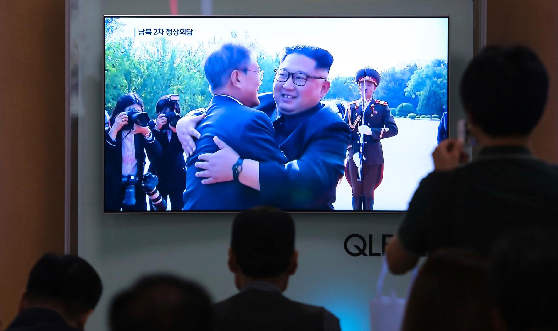 Ett kärvänligt möte mellan Kim Jong-Un och Sydkoreas president Moon Jae-In. Arkivbild.