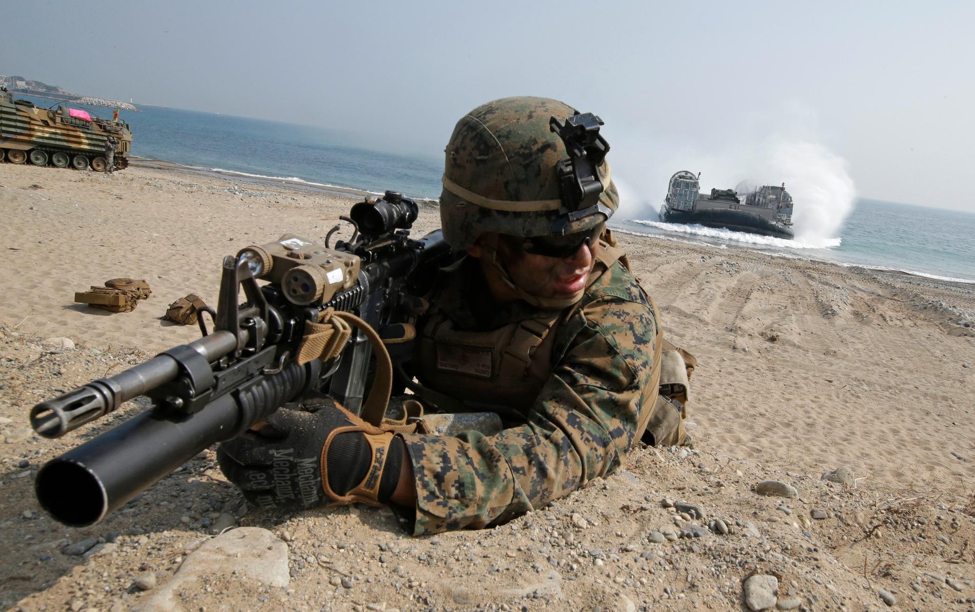 En amerikansk marinkårssoldat i övning tillsammans med sydkoreanska landningsfarkoster. Arkivbild.