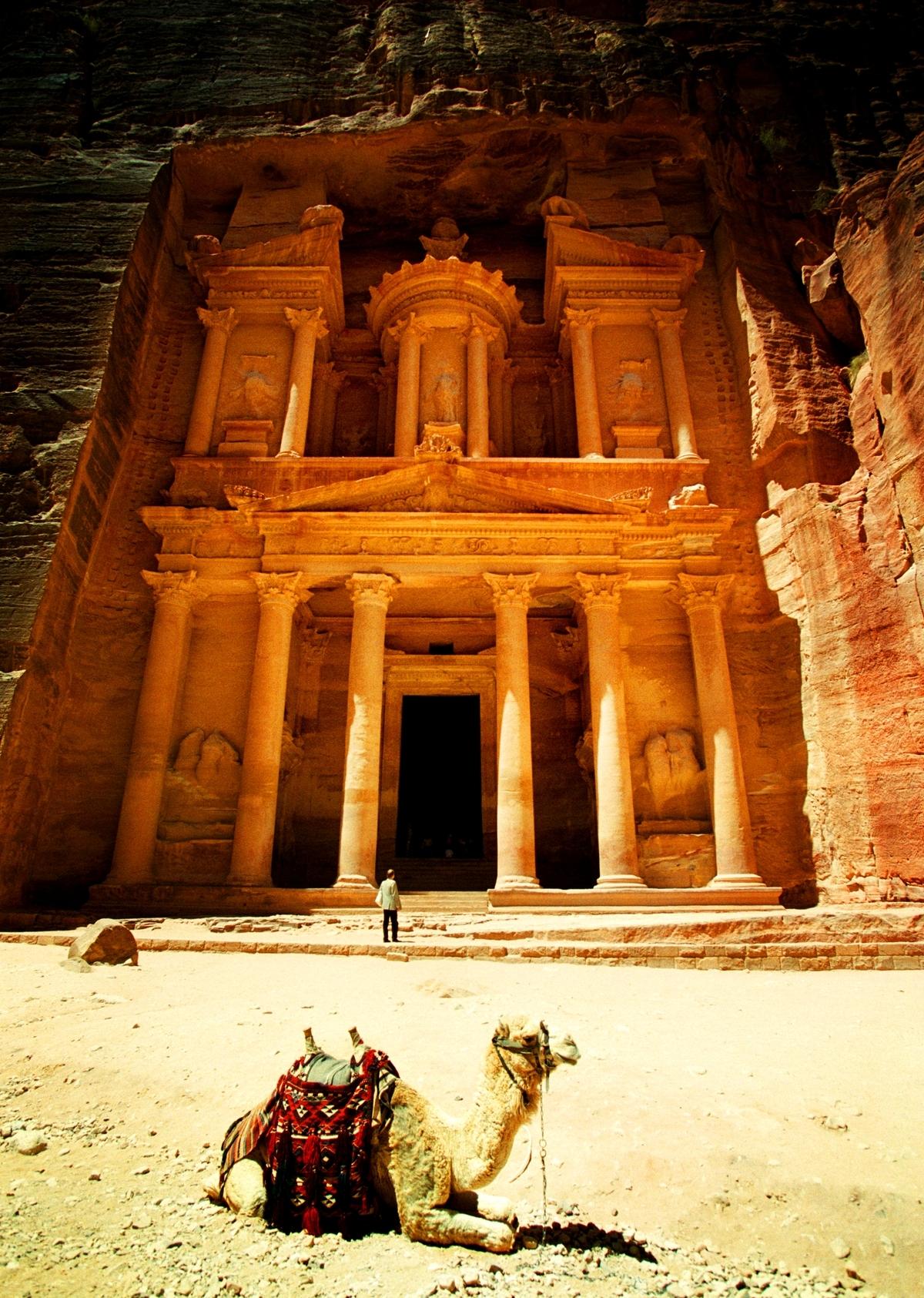 Ruinerna efter den forna klippstaden Petra i Jordanien är så storslagna att till och med dromedarer knäfaller.