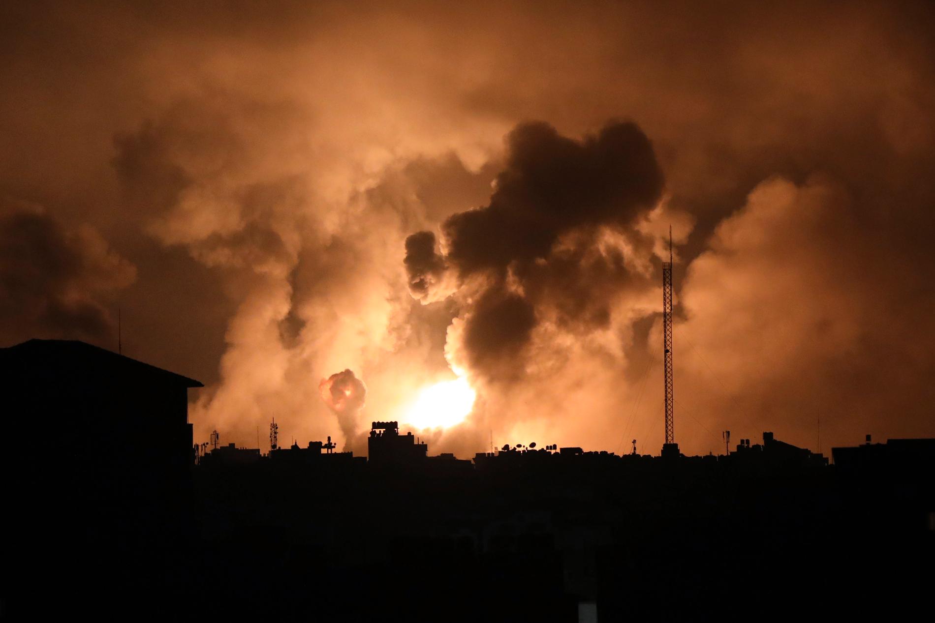 Röken ligger tung över de norra delarna av Gazaremsan på fredagskvällen.