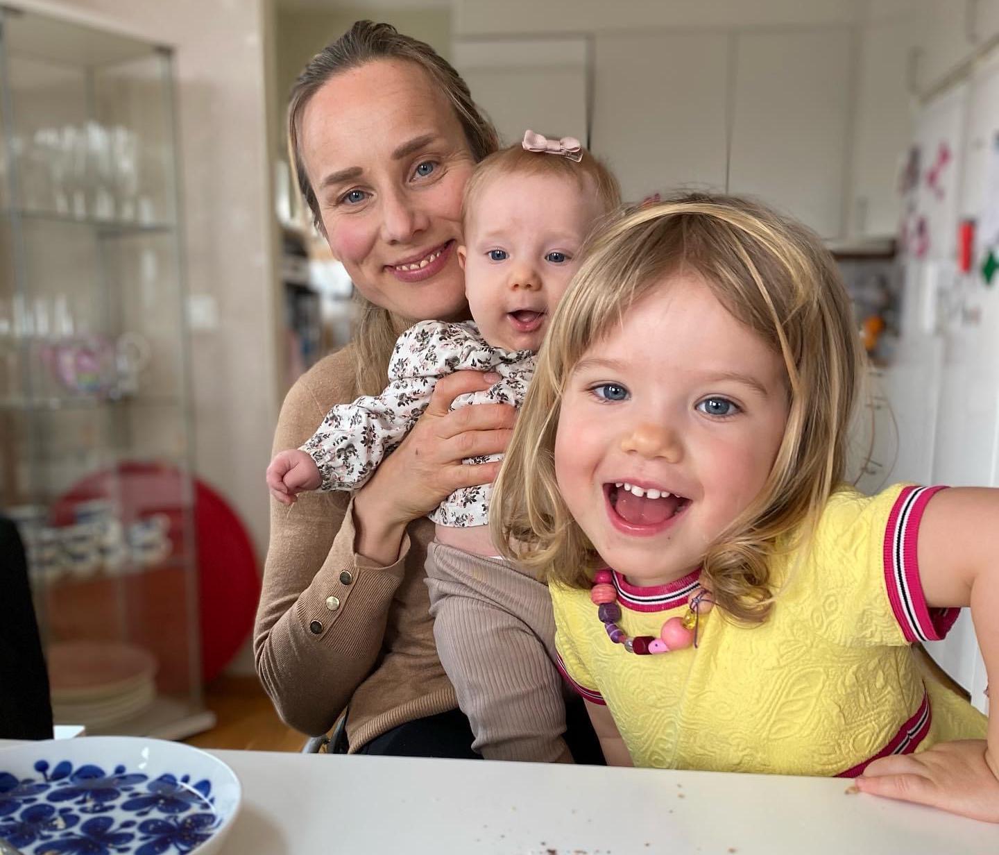 Charlotte med sina barn när de bodde i Enskede i Stockholm.