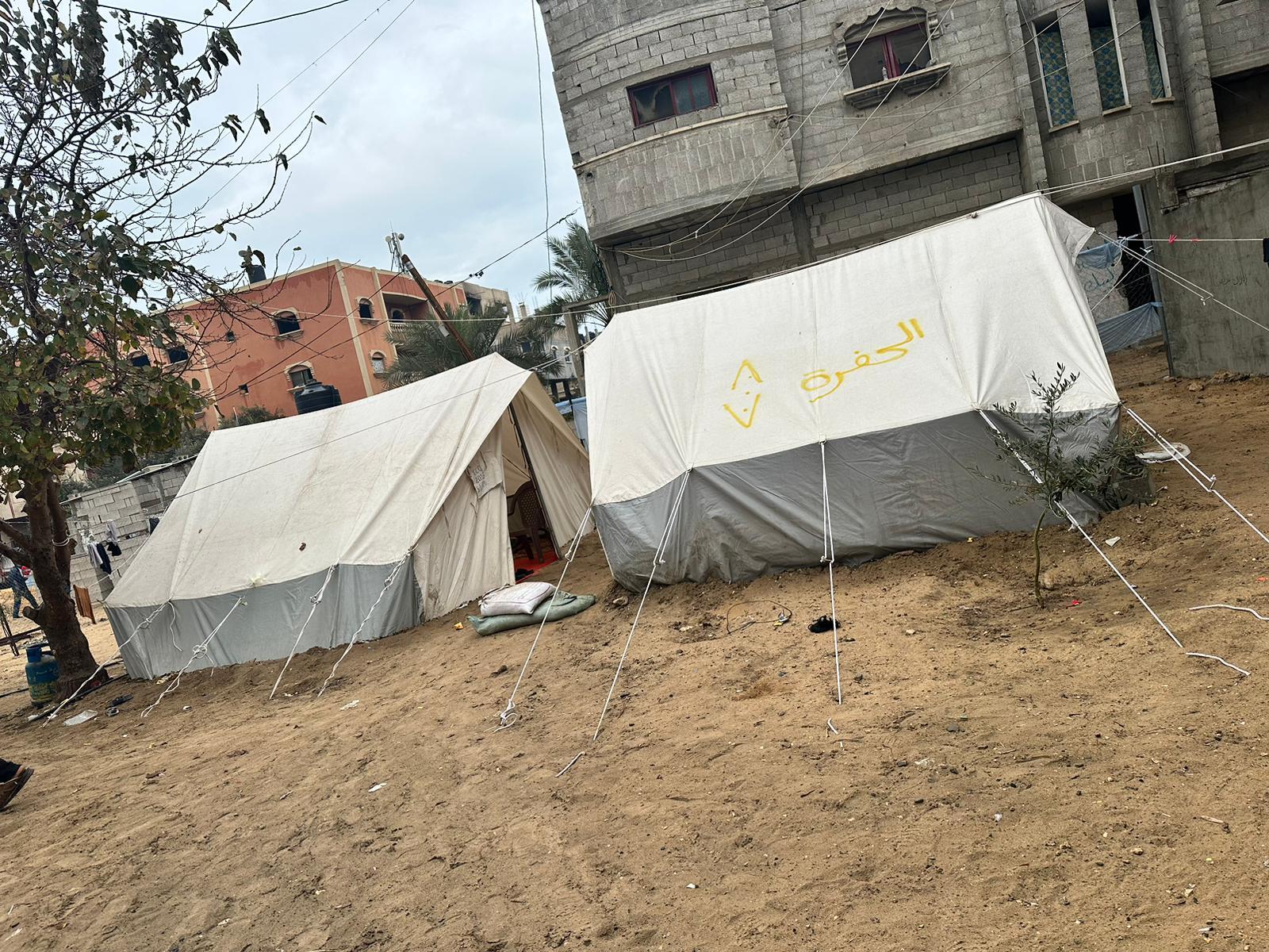 Ahmed har flytt flera gånger under kriget och bor nu i ett tält i Rafah. Enligt UD är cirka 100 svenska medborgare kvar i Gaza fortfarande. 
