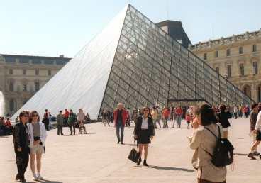 Enligt ”Da Vinci-koden” ska graalen ligga här, i Louvrens glaspyramid.