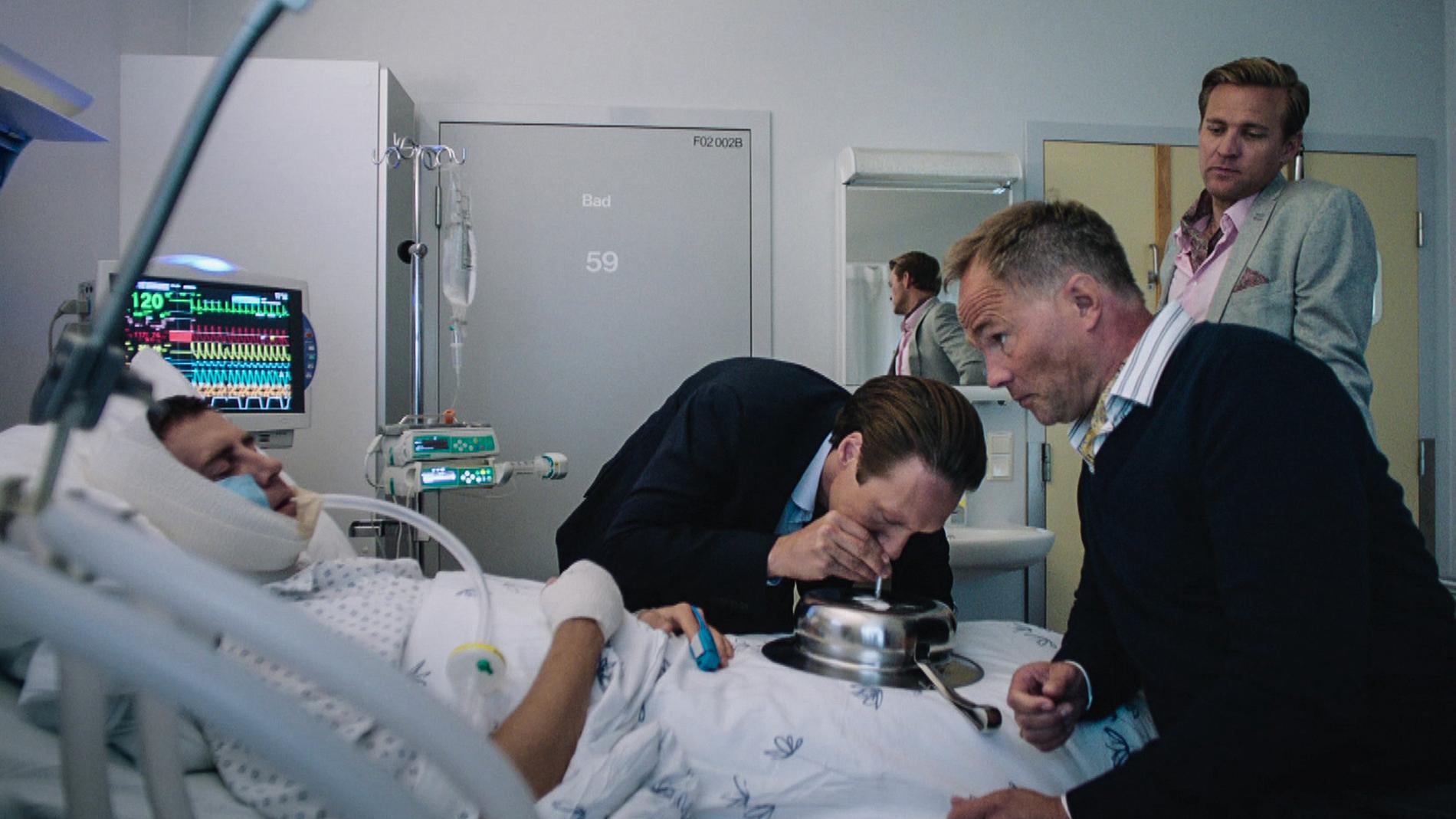 Adam, Henrik och Jeppe besöker sin nedsövde vän William på sjukhuset.