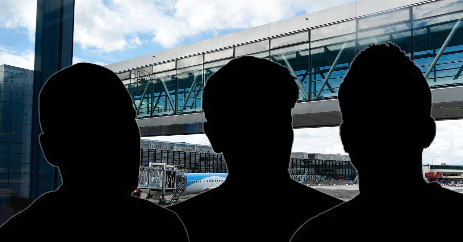 Tre män frihetsberövades när de var på väg att lämna landet, enligt Aftonbladets uppgifter. 