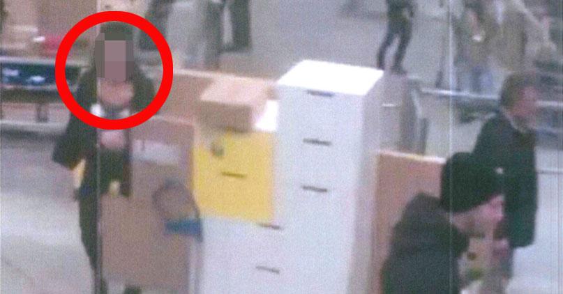 Misstänkta kvinnan till vänster då hon lämnar scanningsområdet på Ikea, kort före gripandet 2022.