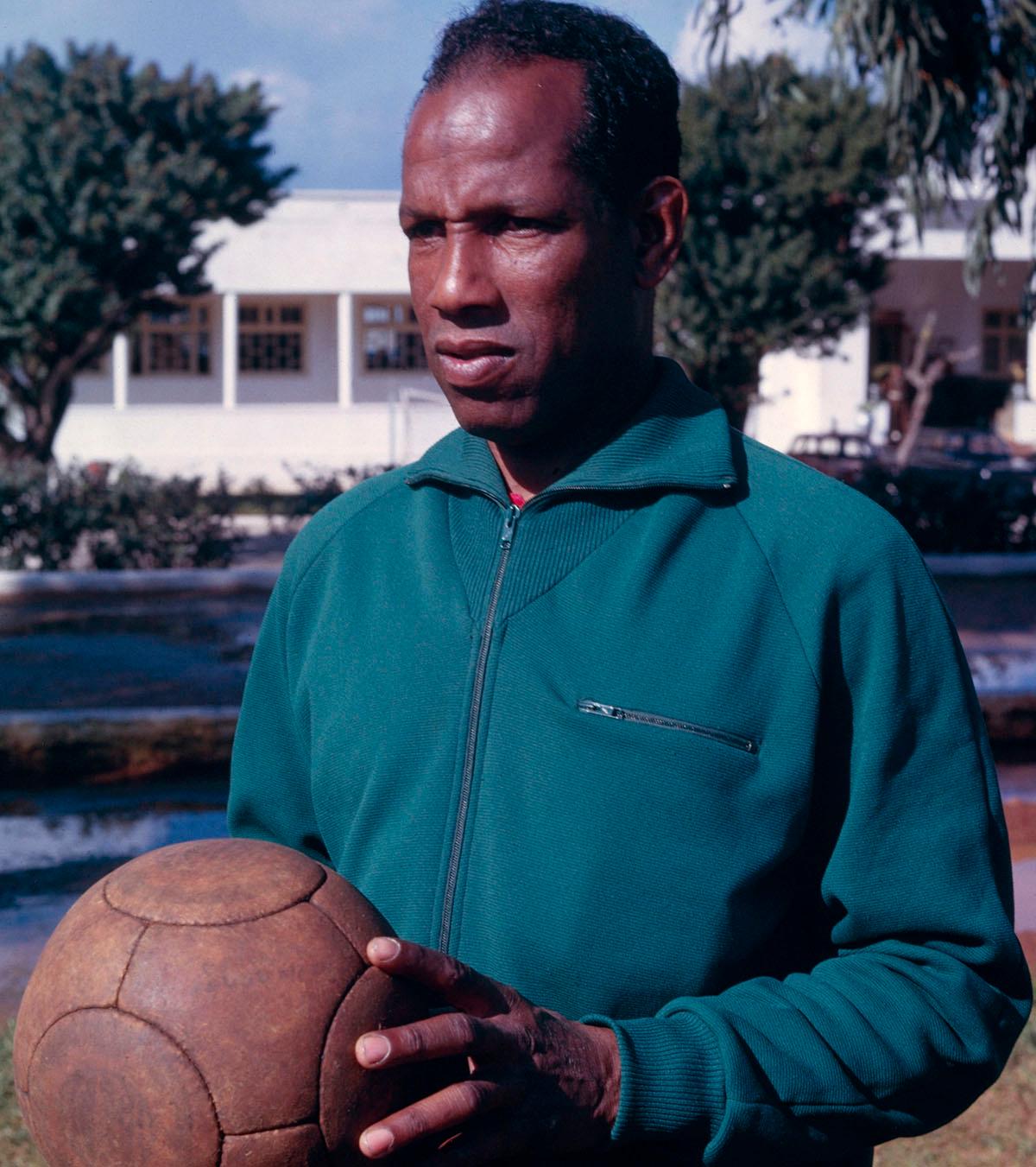 Larbi Ben Barek (1914 eller −17 – 1992) är den spelare som spelat längst i det franska landslaget: mellan 1938 och 1954.