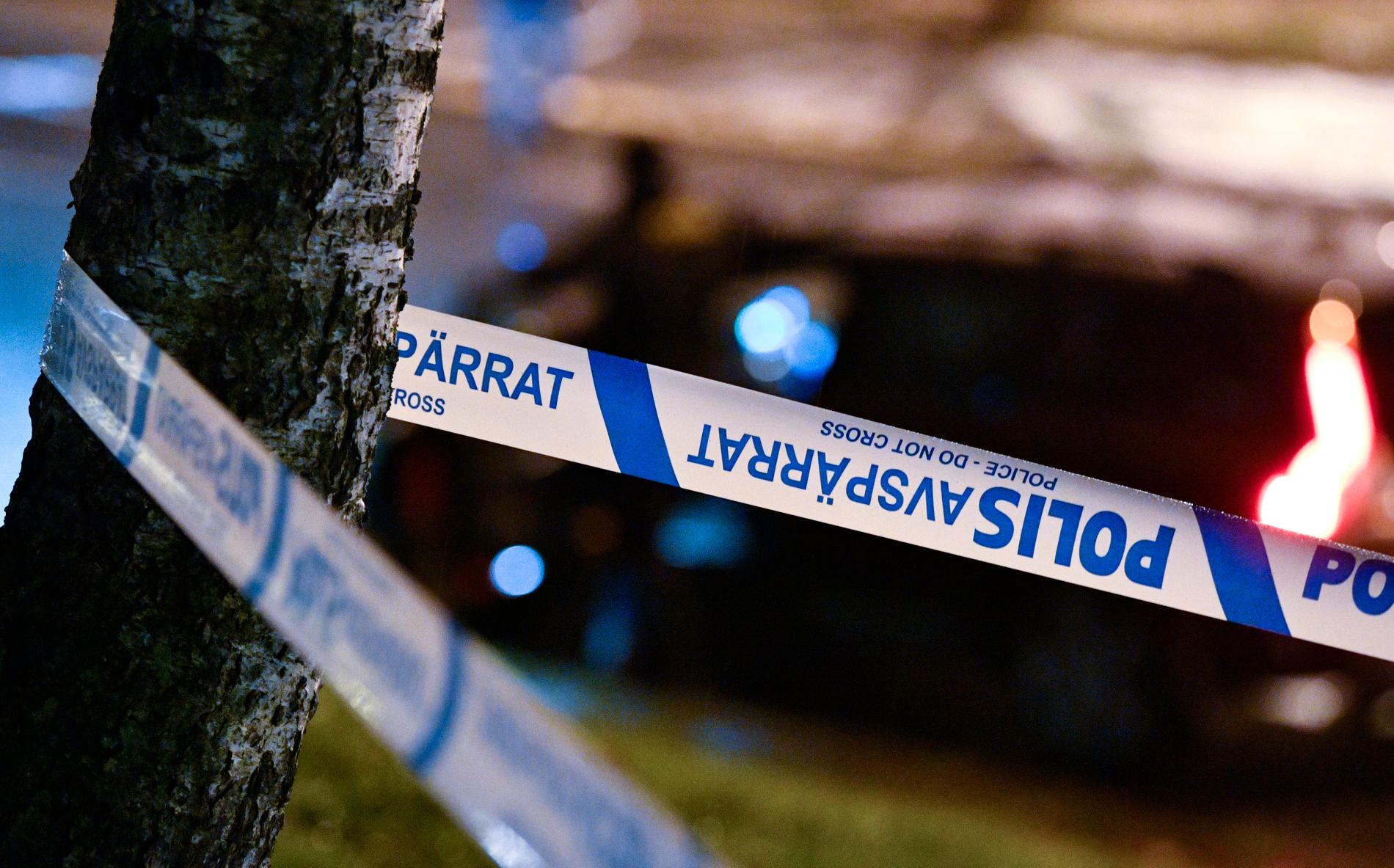 Polisavspärrning i Rosengård i Malmö, efter att en man sköts ihjäl på nyårsafton 2020. Arkivbild.