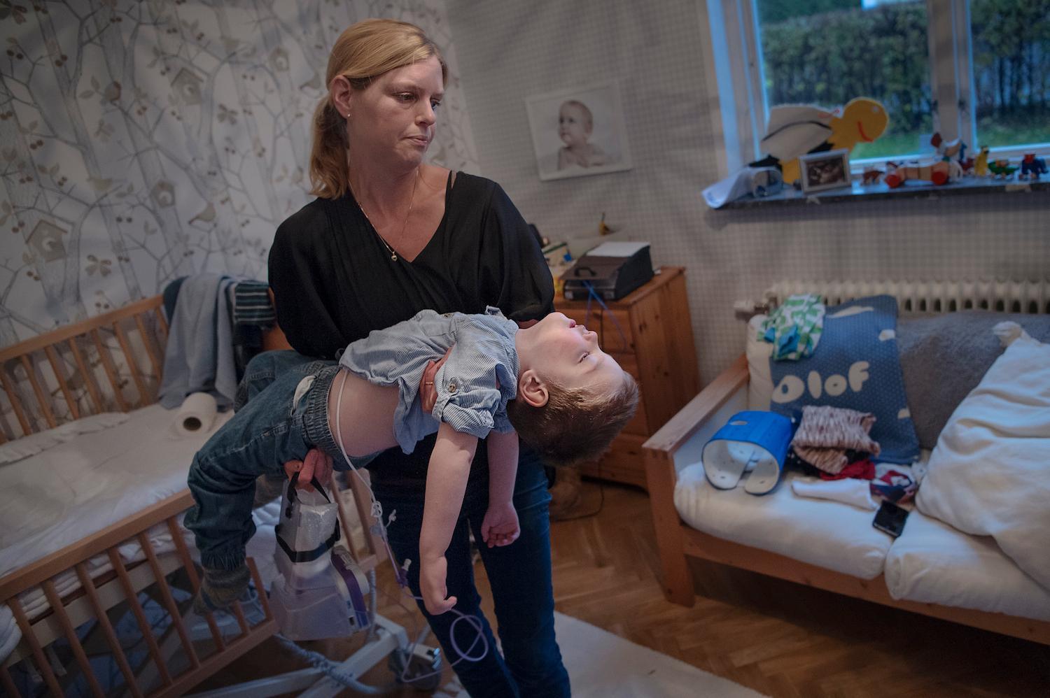 Olof, 2, har behöver hjälp med precis allt. Han har omfattande funktionshinder och får hjälp av sin mamma Karolina Hermansson. Föräldrarna, som har två barn till, mäktar inte själva med den juridiska kampen mot Försäkringskassan för att Olof ska få personlig assistans.
