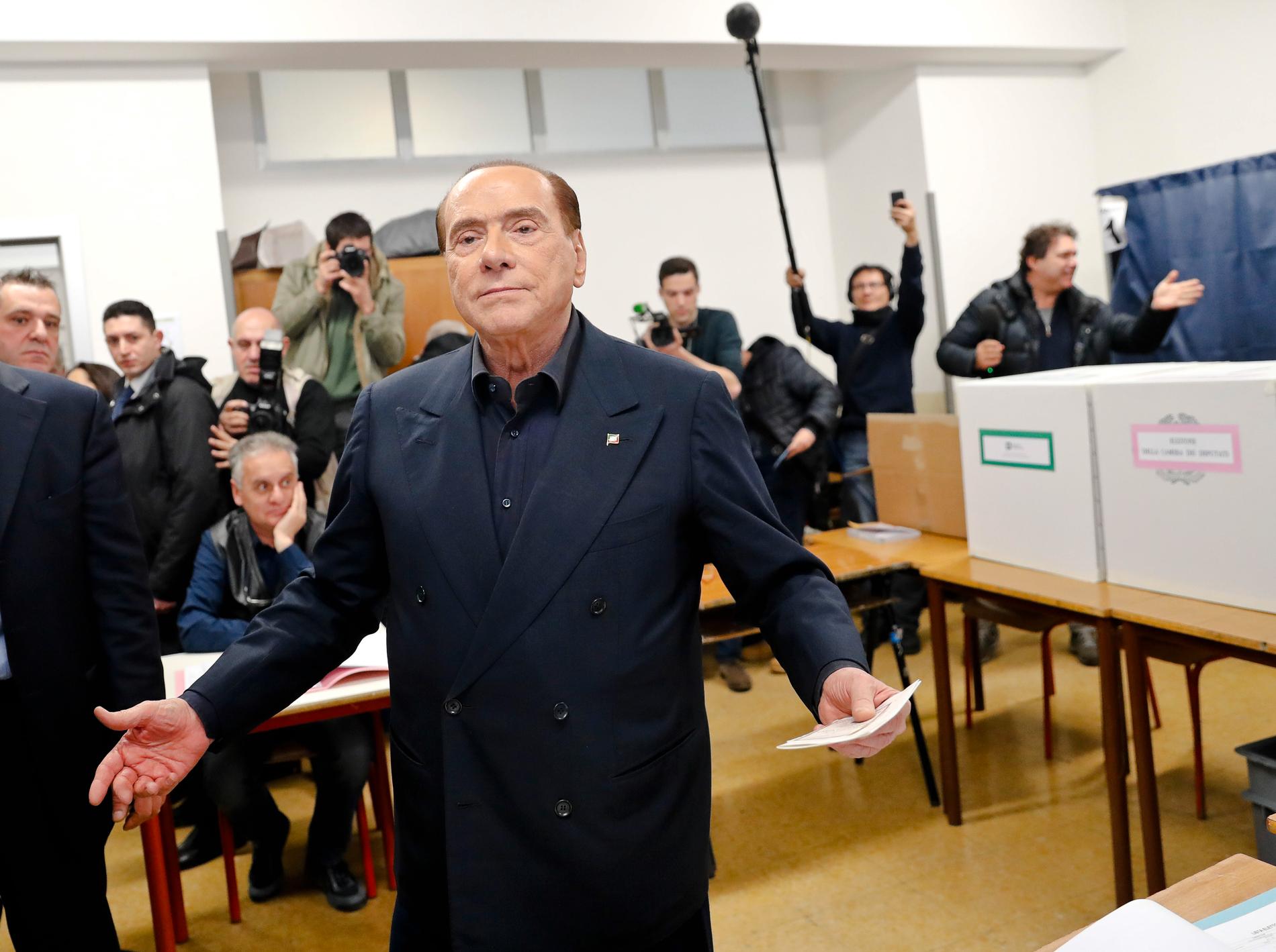 Den tidigare premiärministern Silvio Berlusconi röstade under söndagen. Hans Forza Italia ingår i en allians med Lega.