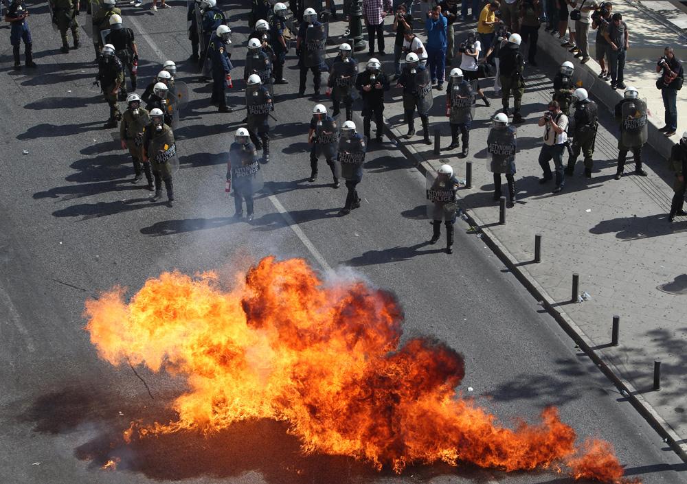Demonstranterna kastar bensinbomber mot polisen i Aten.