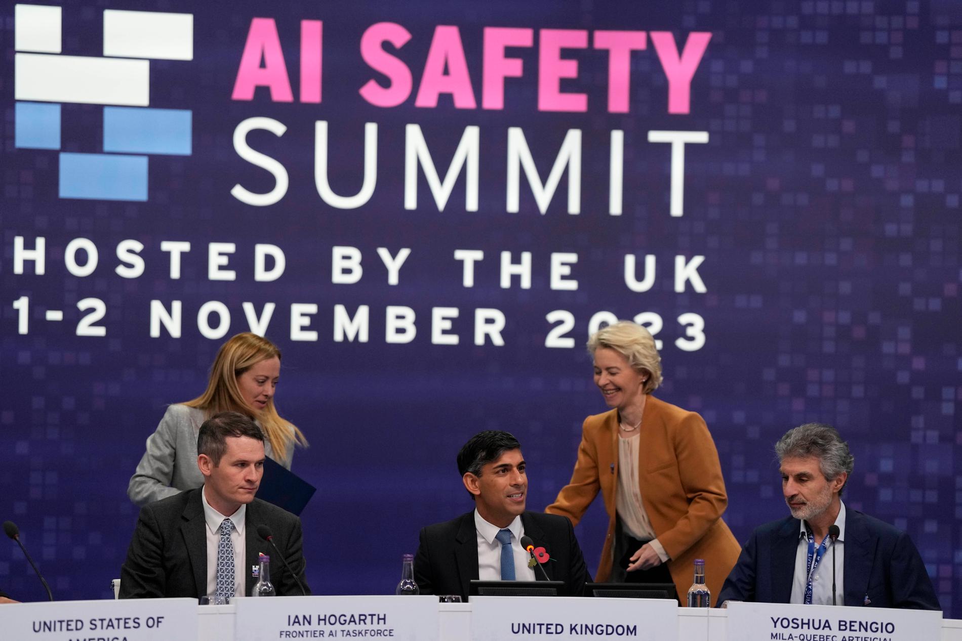 Italiens premiärminister Giorgia Meloni,  EU-kommissionens Ursula von der Leyen, Ian Hogarth från Frontier AI Taskforce, Storbritanniens premiärminister Rishi Sunak och Yoshua Bengio från Mila Quebec AI Institute på AI Safety Summit i början på november i år.
