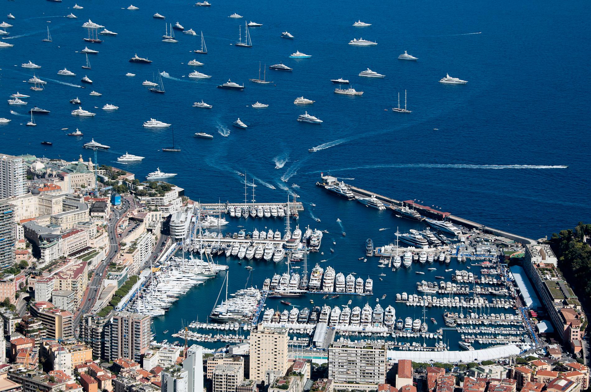 Monaco: Yacht på yacht på yacht. Just nu pågår Monacos årliga Yachtshow. Hundratals lyxbåtar ligger i och utanför hamnen. Showen räknas som en av världens mest prestigefulla inom "genren".