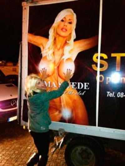 Bilarna som gör reklam för Puma Swedes porrklubb har anmälts för att de har bilder av nakna tjejer.