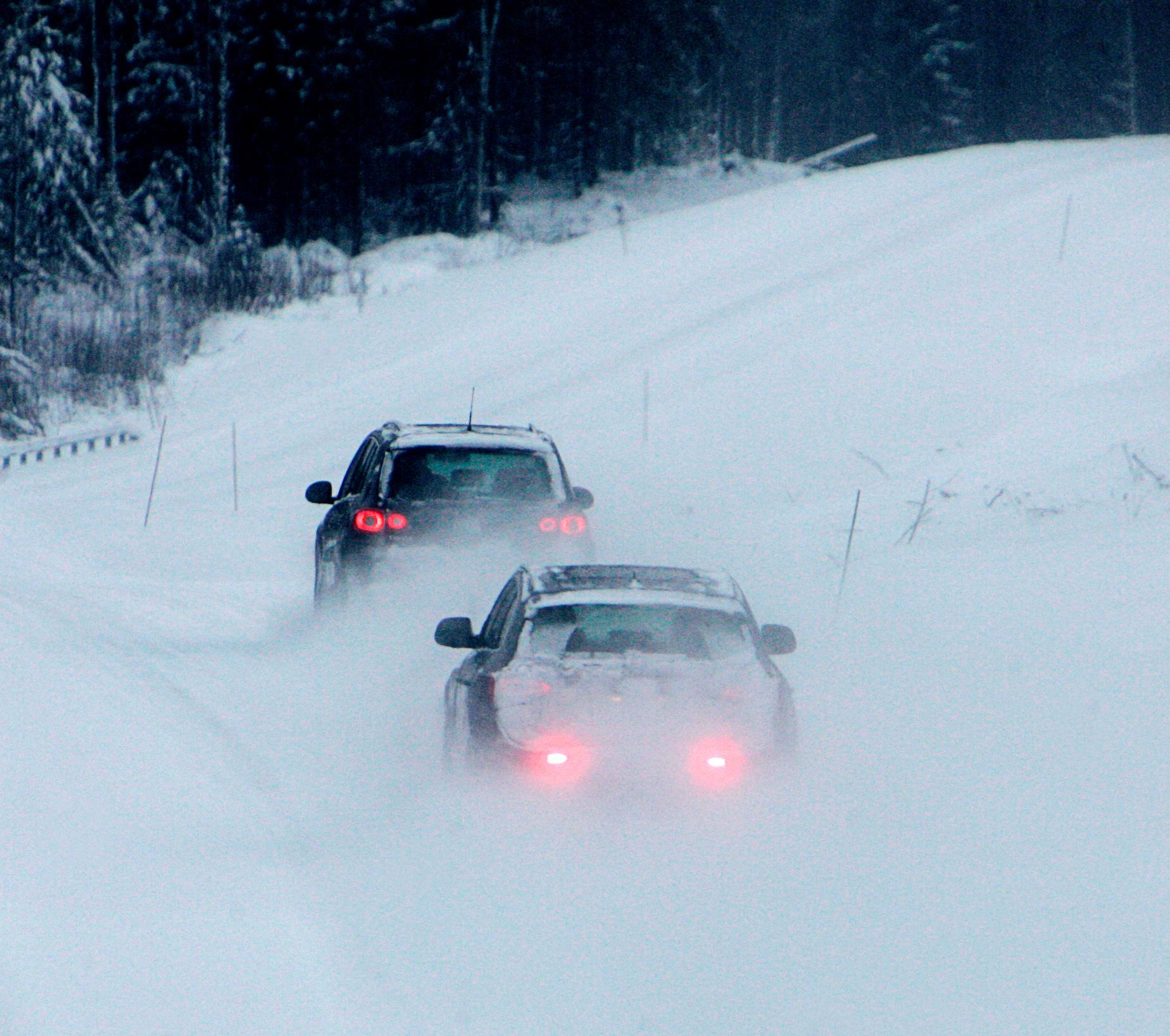 Audi Q5 med led-lysen som inte syntes i snön, därför fick dimljusen täntas för att undvika en krock.