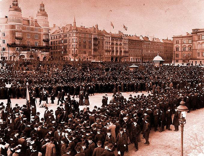 Första maj vid Norra Bantorget i Stockholm 1902.