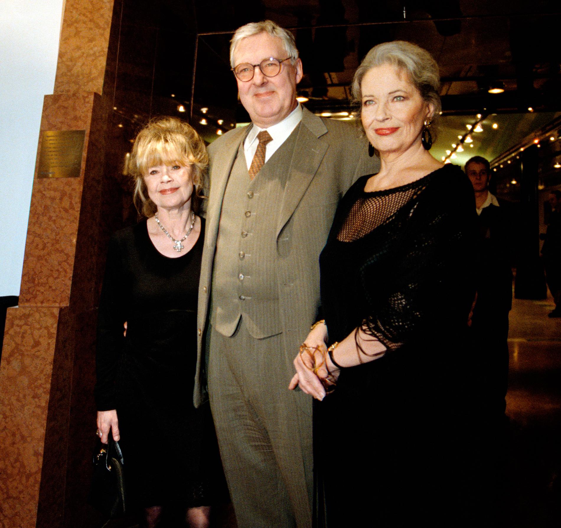 Lars Amble tillsammans med skådespelarkollegorna Lena Nyman och Gunnel Lindblom vid Guldmasken-galan 1998.