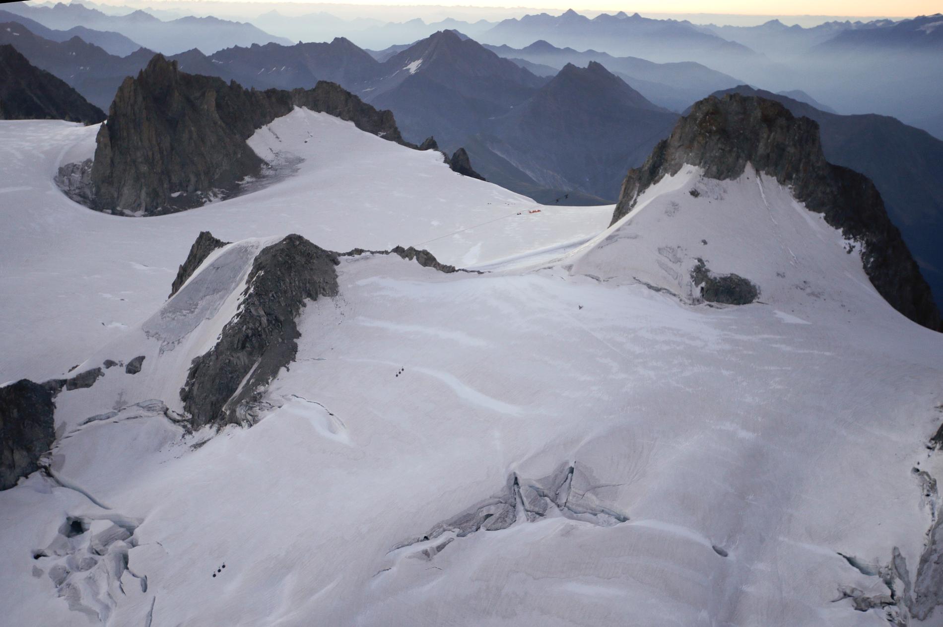 Mont Blanc-massivets glaciär i alperna. Kvar år 2100? Arkivbild.