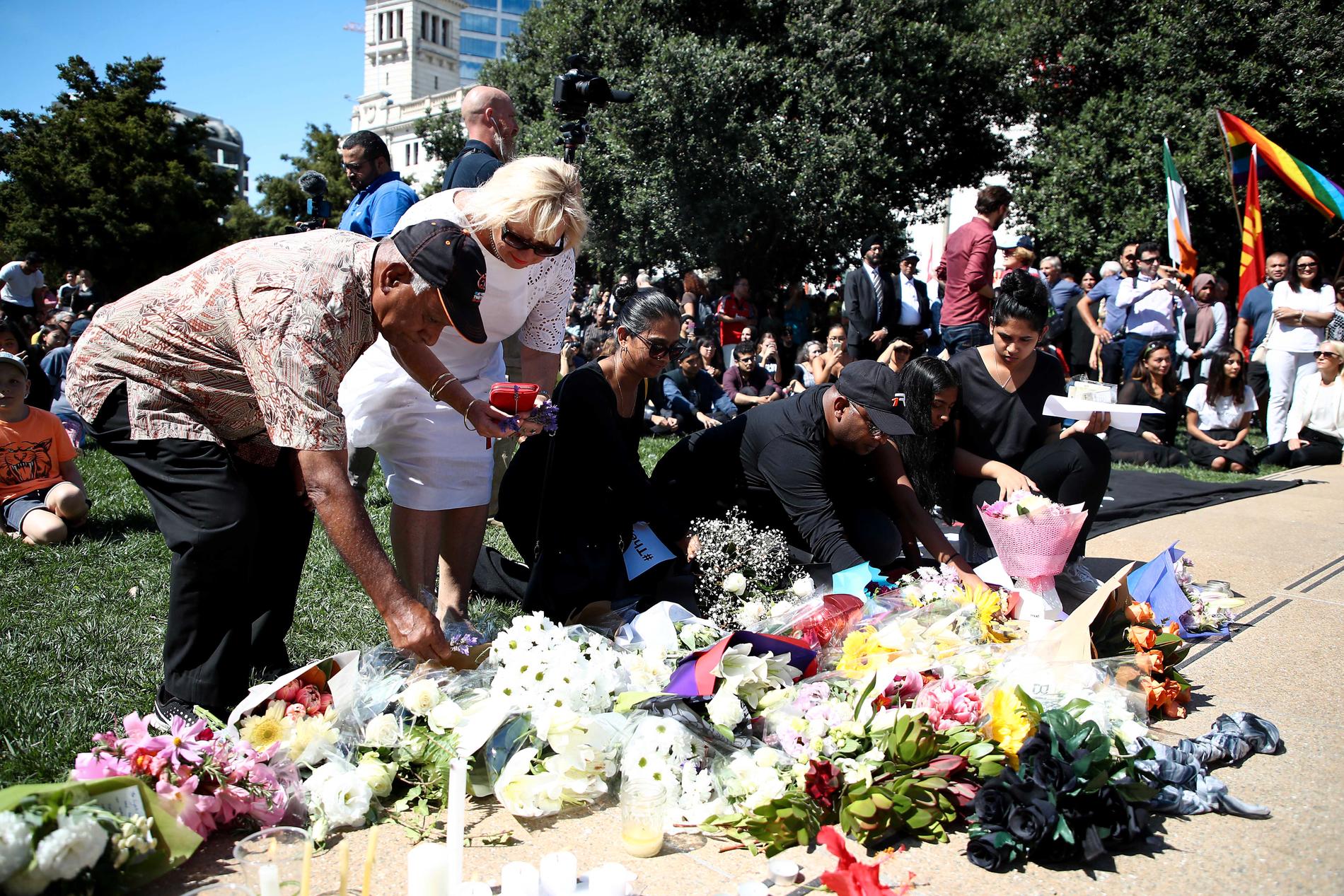 Efter terrorattacken i Christchurch, Nya Zeeland, hedras offren med blommor och meddelanden.