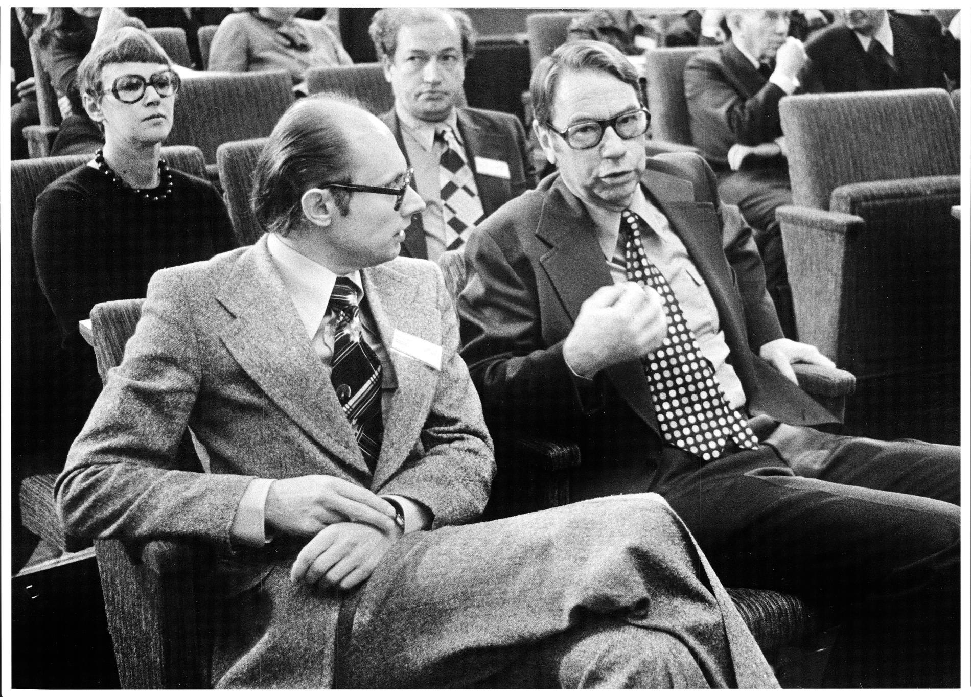 Per Ahlmark ihop med Gunnar Helén, under FP:s landsmöte 1974 då Ahlmark utsågs som efterträdare till Helén. 