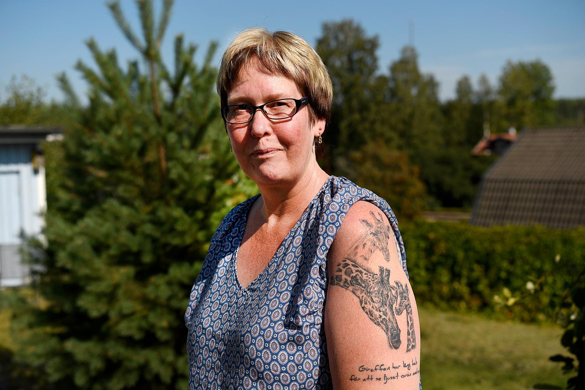Sandras mamma Nina Gustafsson visar upp en av sina tatueringar som hon gjorde 2018 för att påminna sig om att allting kommer att lösa sig en dag.
