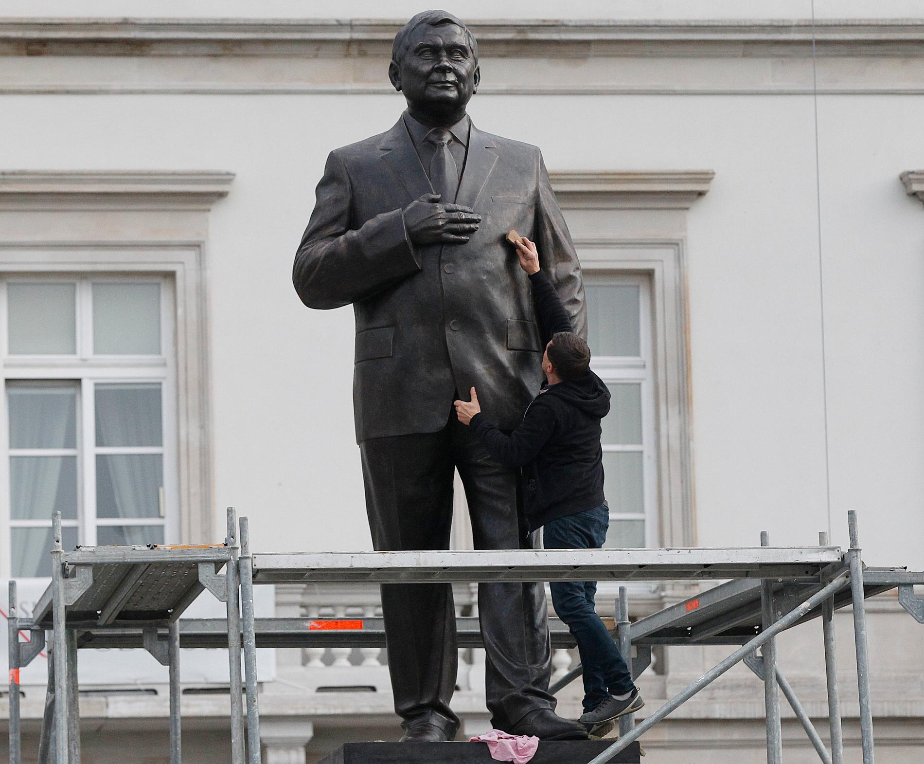 Den omkomne presidenten Lech Kaczynski står staty i Warszawa. Nu har en dåvarande regeringsrådgivare dömts för "försumlighet" i anslutning till flygkraschen som 2010 tog Kaczynskis liv. Arkivbild.