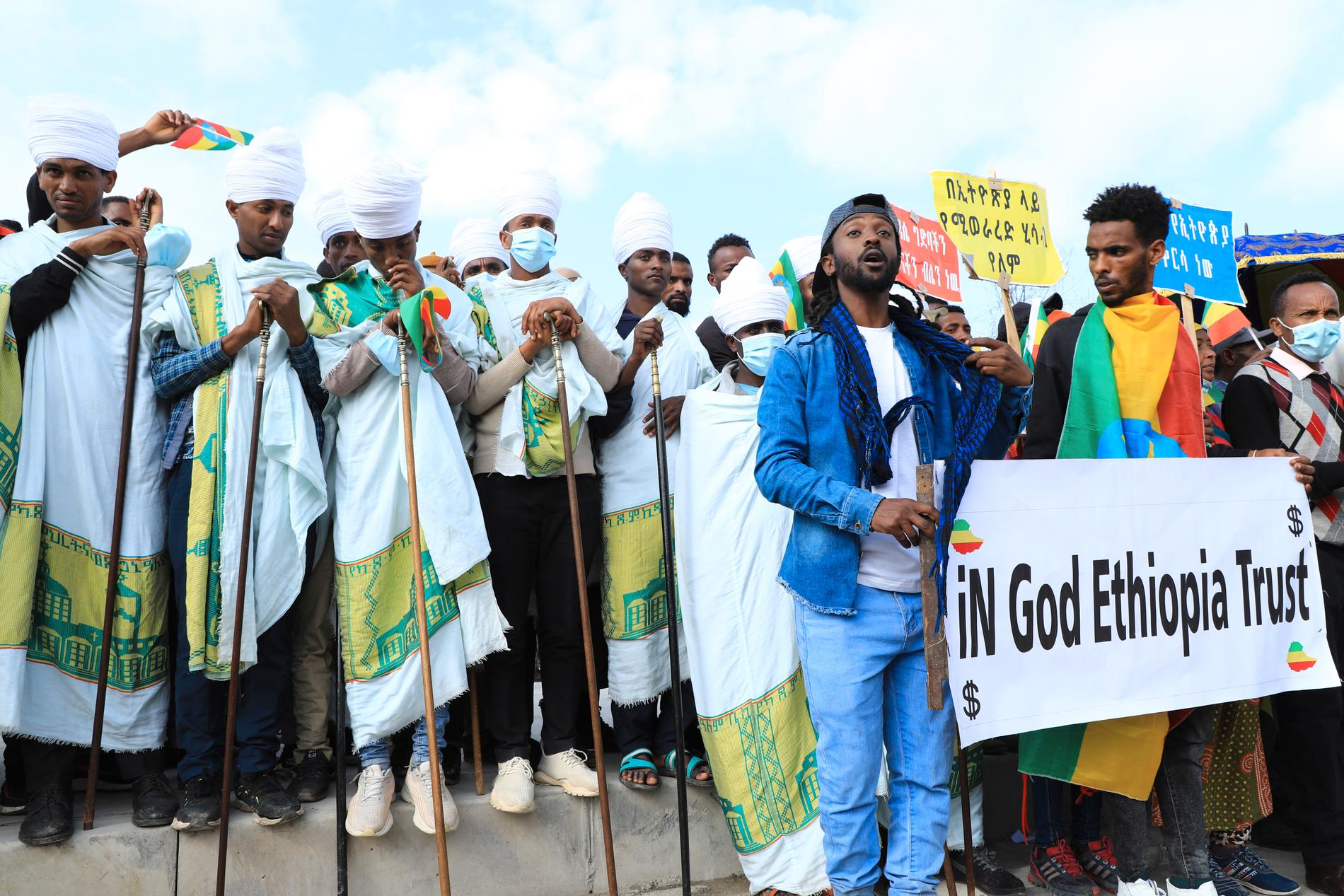 Etiopier från huvudstaden Addis Abeba demonstrerade tidigare i år till stöd för landets regering – och mot TPLF. Nu kommer undantagstillstånd att införas. Arkivbild.