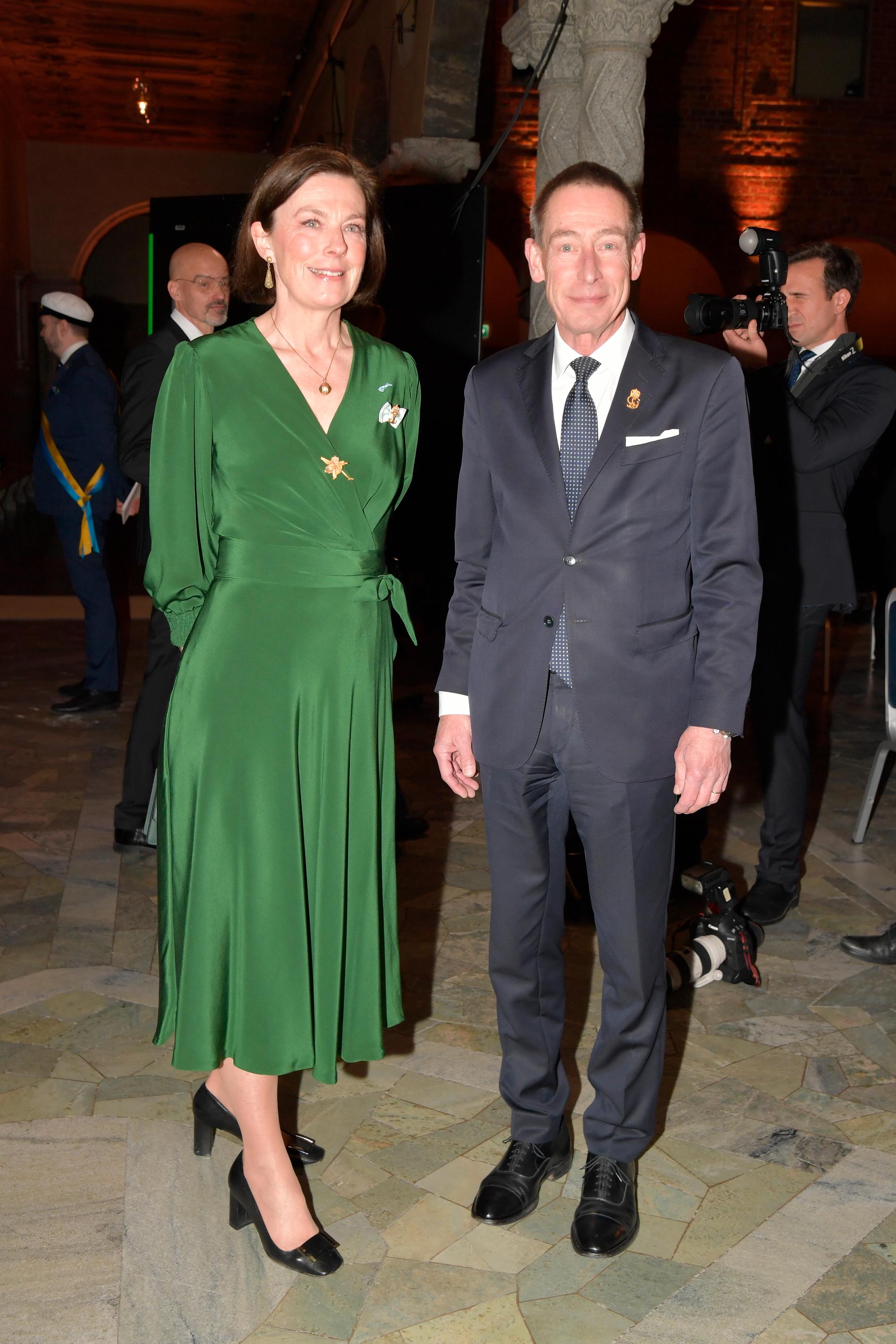 Statsfrun grevinnan Anna Hamilton och förste hovmarskalken generallöjtnant Mats Nilsson anländer till Nobelprisutdelningen.