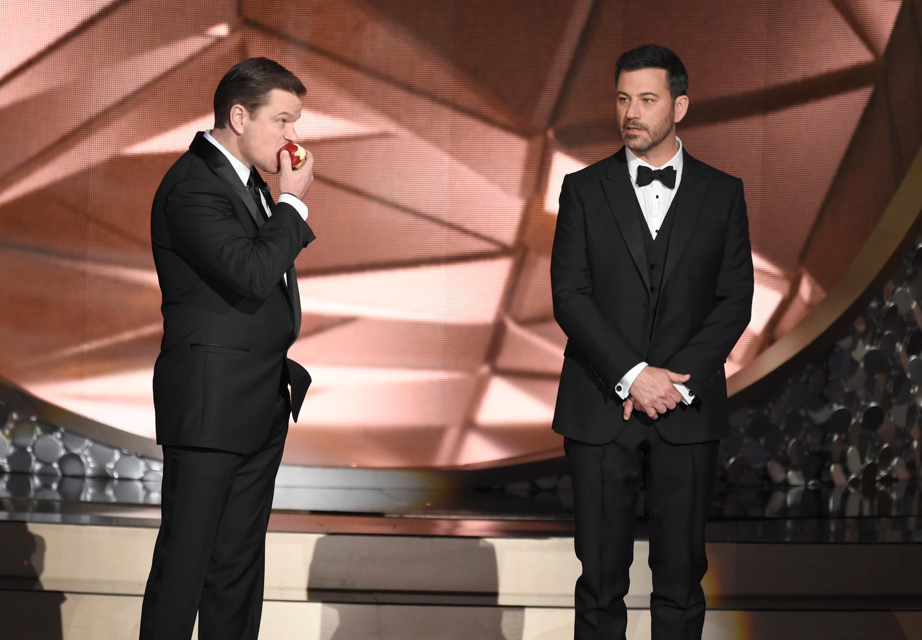 Jimmy Kimmels egen show var nominerad som bästa variety talk show, men direkt efter att han förlorat kom Matt Damon in och undrade hur det hade gått...
