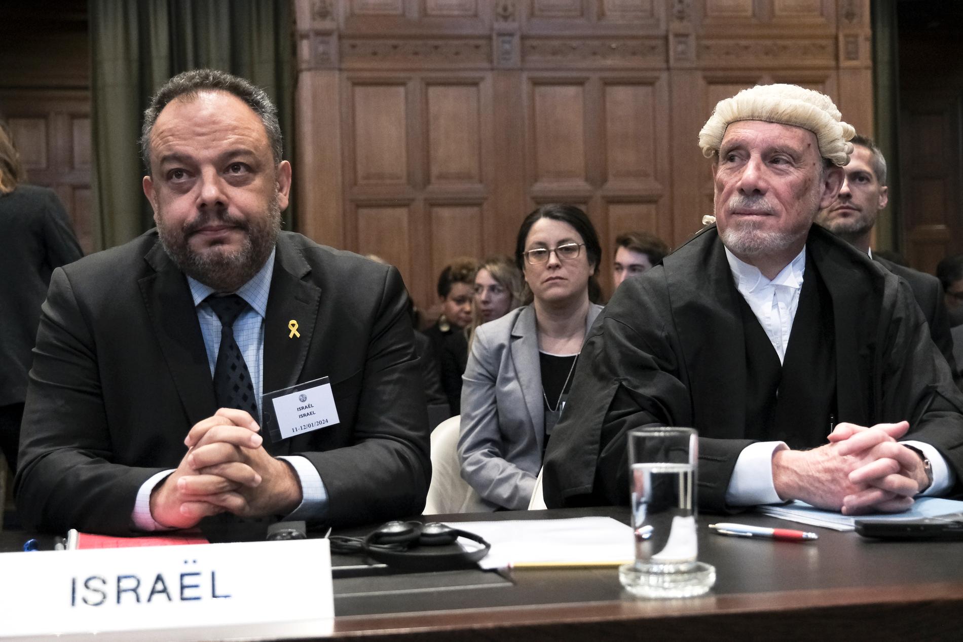 Juridisk rådgivare till Israels utrikesministerium Tal Becker, till vänster och juristen Malcolm Shaw, till höger, vid Internationella domstolen i Haag, Nederländerna, den 11 januari 2024.