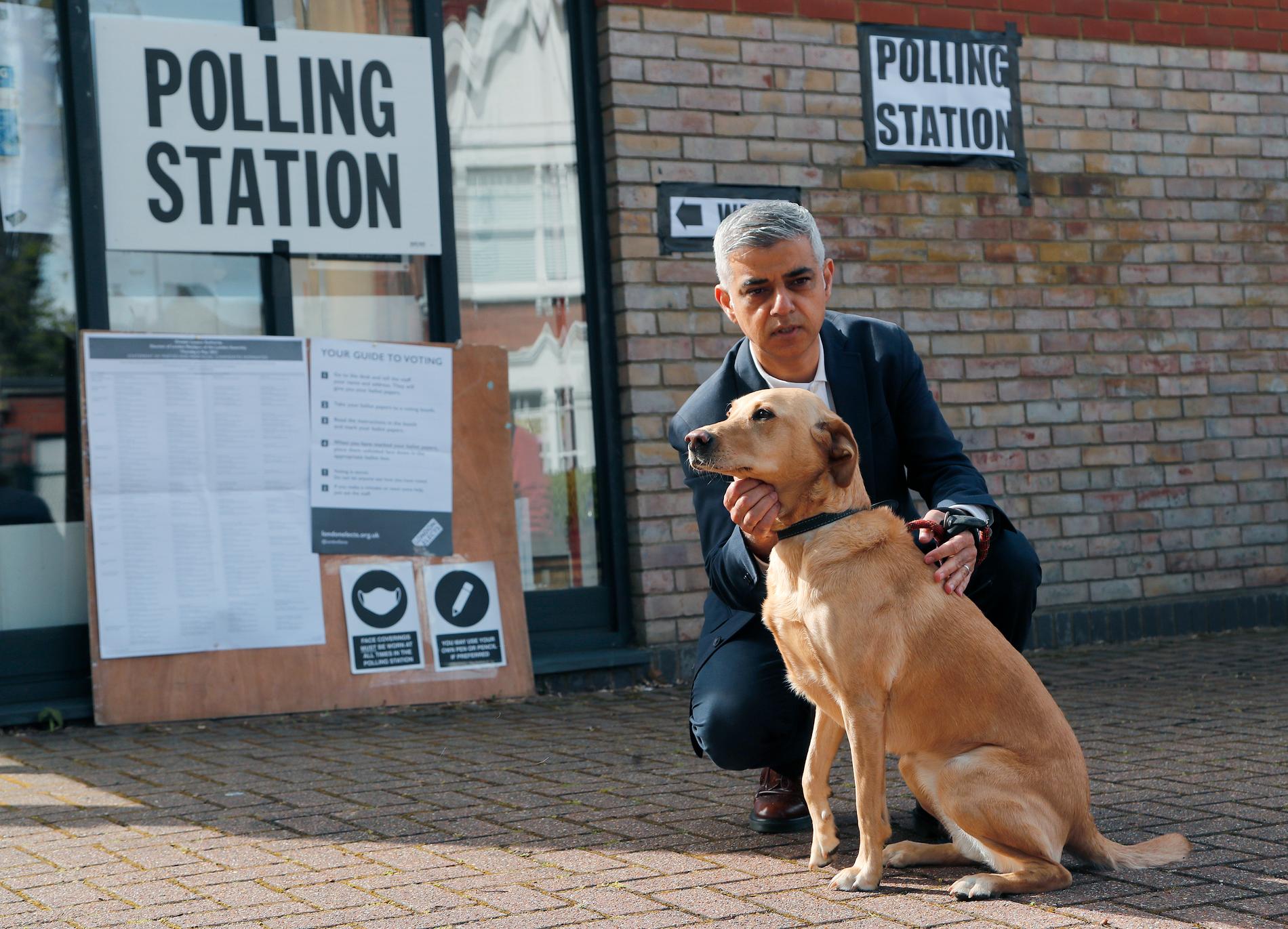 Sadiq Khan blev återvald som borgmästare i London. Här syns han på bild med hunden Luna.