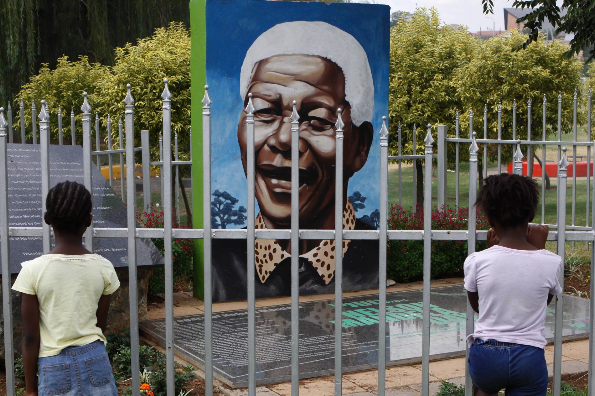Några barn vid en hedersplats i en park i Soweto. En hyllning till Nelson Mandea, anti-apartheidledaren som blev Sydafrikas förste folkvalda president i ett val med rösträtt för hela befolkningen.
