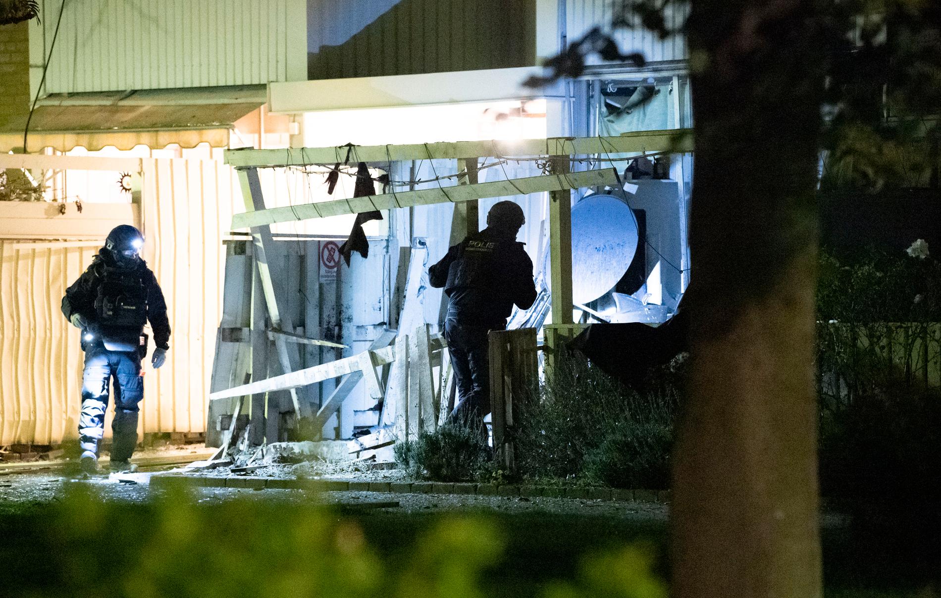 Nationella bombskyddet undersöker fastigheten på Högaholm i Malmö natten till onsdagen.