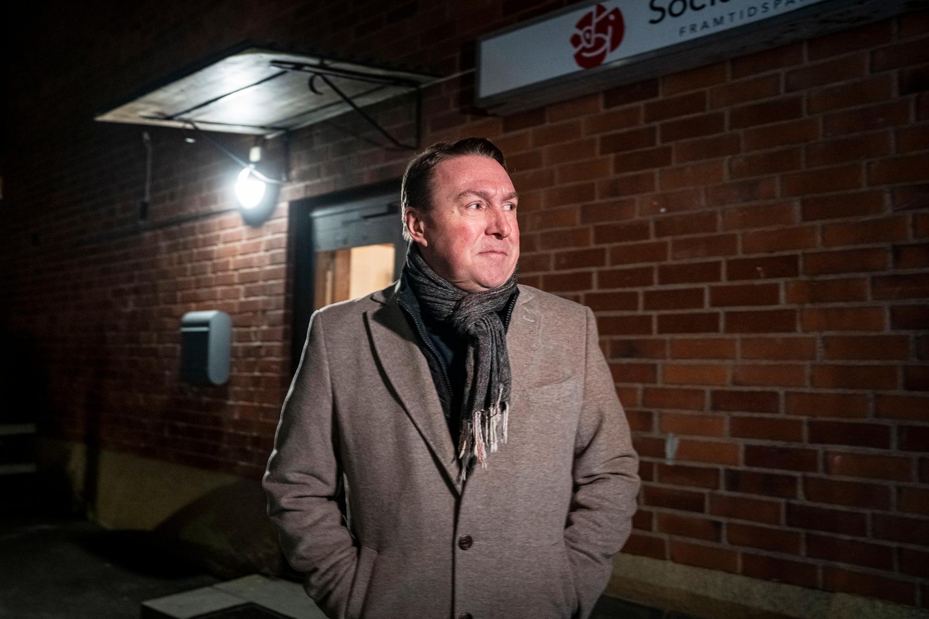 Jens Sjöström, socialdemokraternas ordförande i Botkyrka utanför partiets expedition i kommunen.