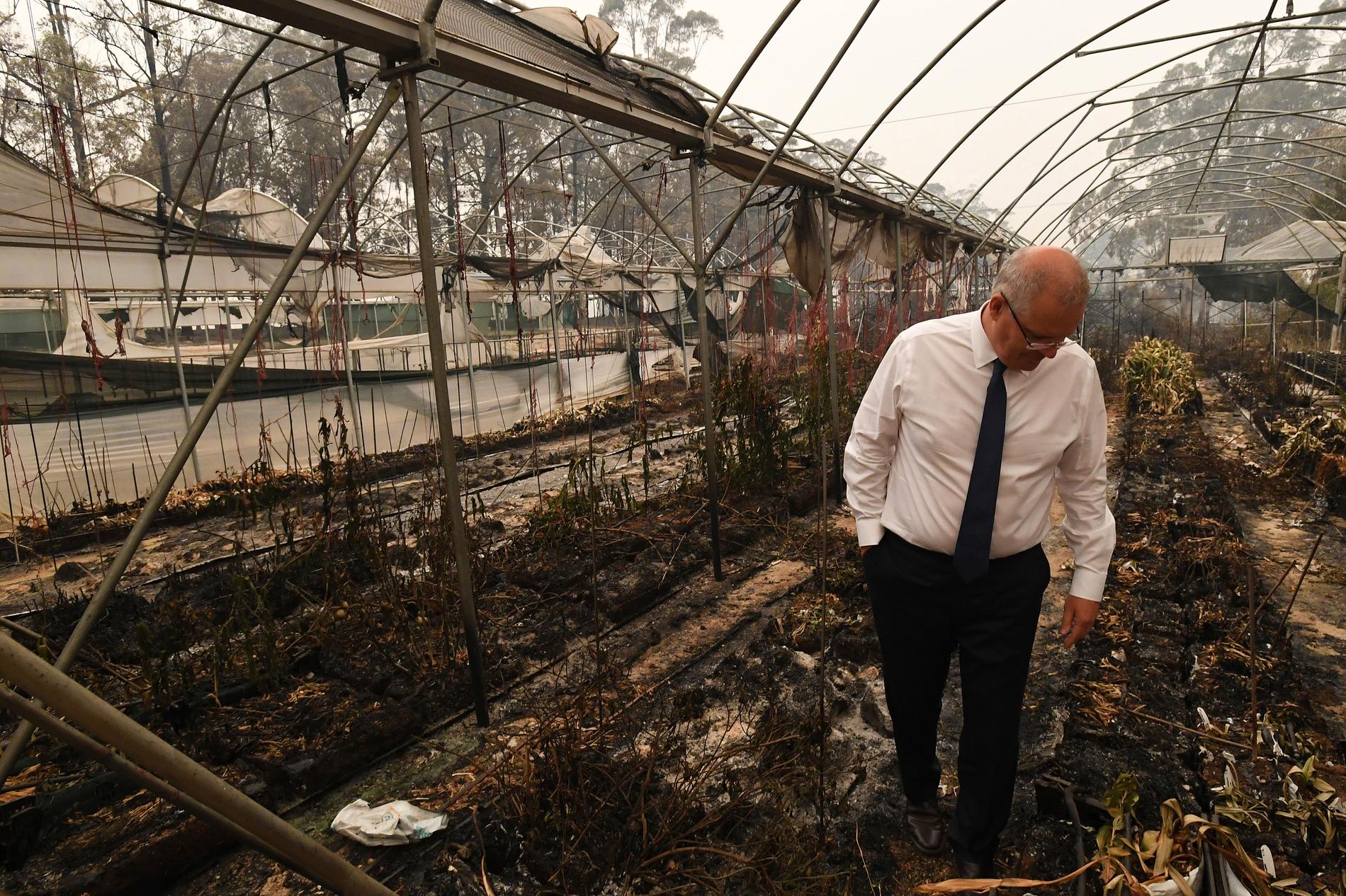 Australiens premiärminister Scott Morrison besöker branddrabbade Sarsfield i Victoria den 3 januari.