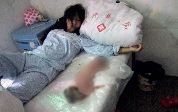 Bilden på Feng Jianmeis aborterade barn har upprört en hel värld.