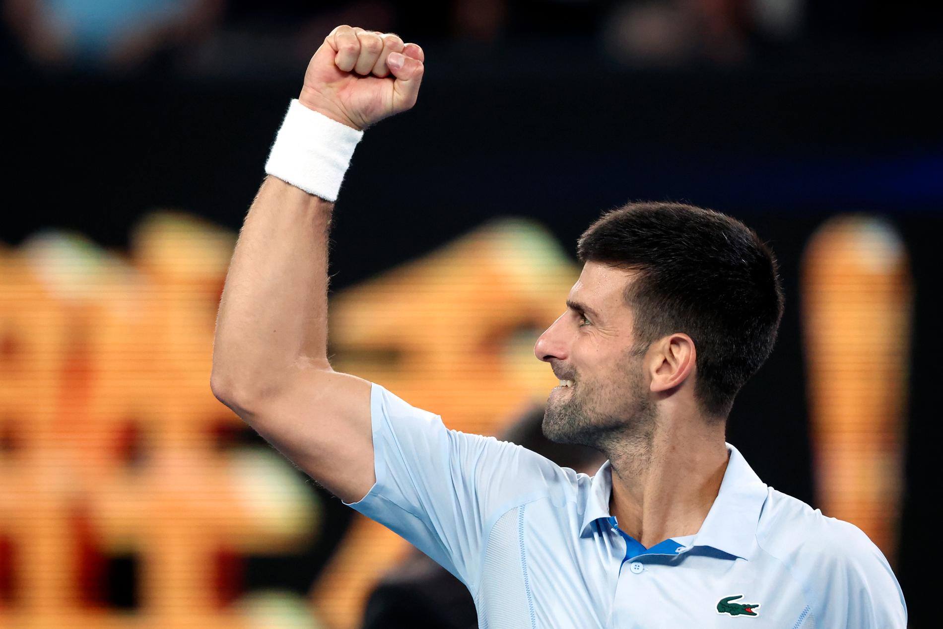 Novak Djokovic firar efter segern mot Adrian Mannarino i den fjärde rundan av Australian Open.