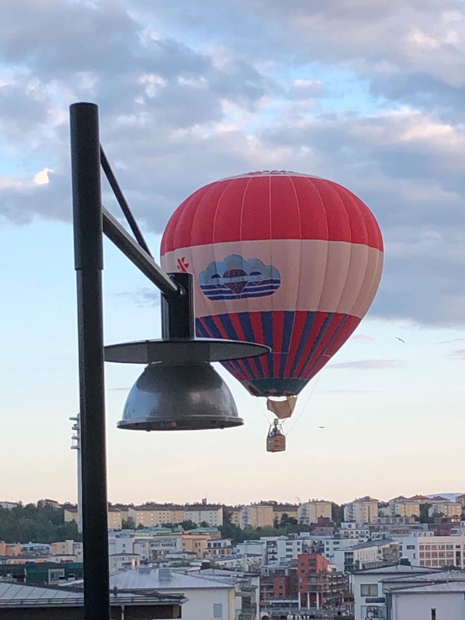 En luftballong över Danviksklippan i Stockholm.