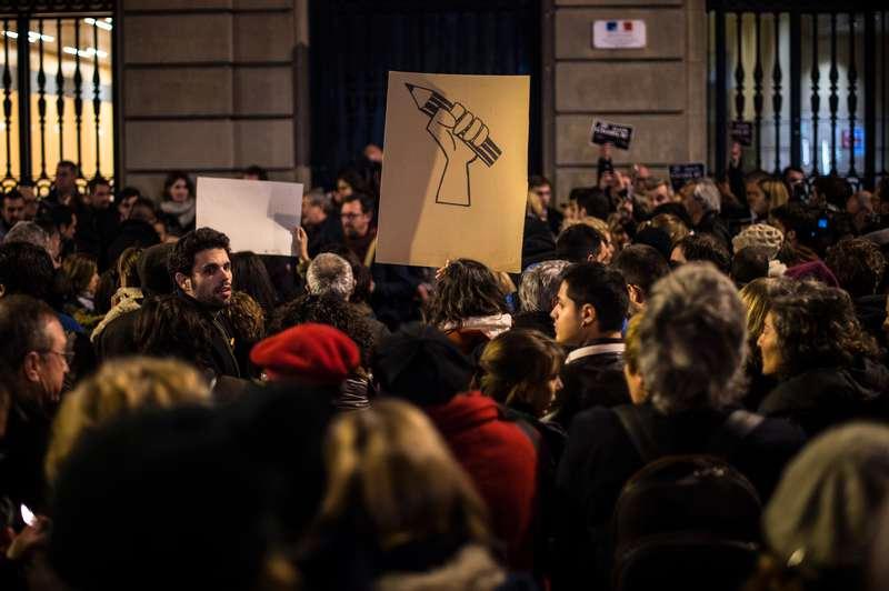 TILL PENNANS FÖRSVAR Människor i hela Europa håller manifestationer till stöd för Charlie Hebdos offer.