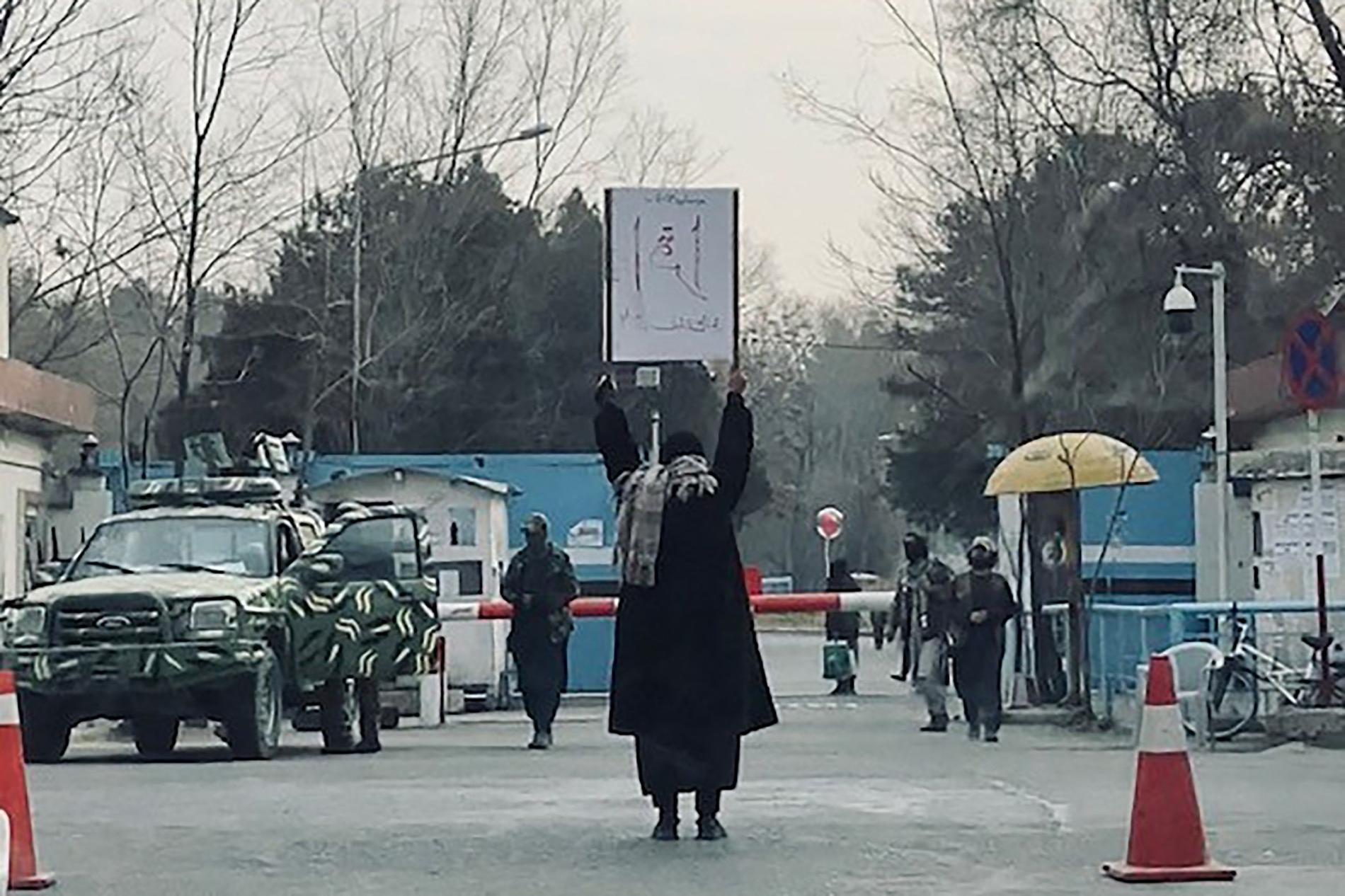 Universitetsstuderande Marwa protesterar ensam vid infarten till Kabuls universitet mot talibanernas nyss införda kvinnoförbud.