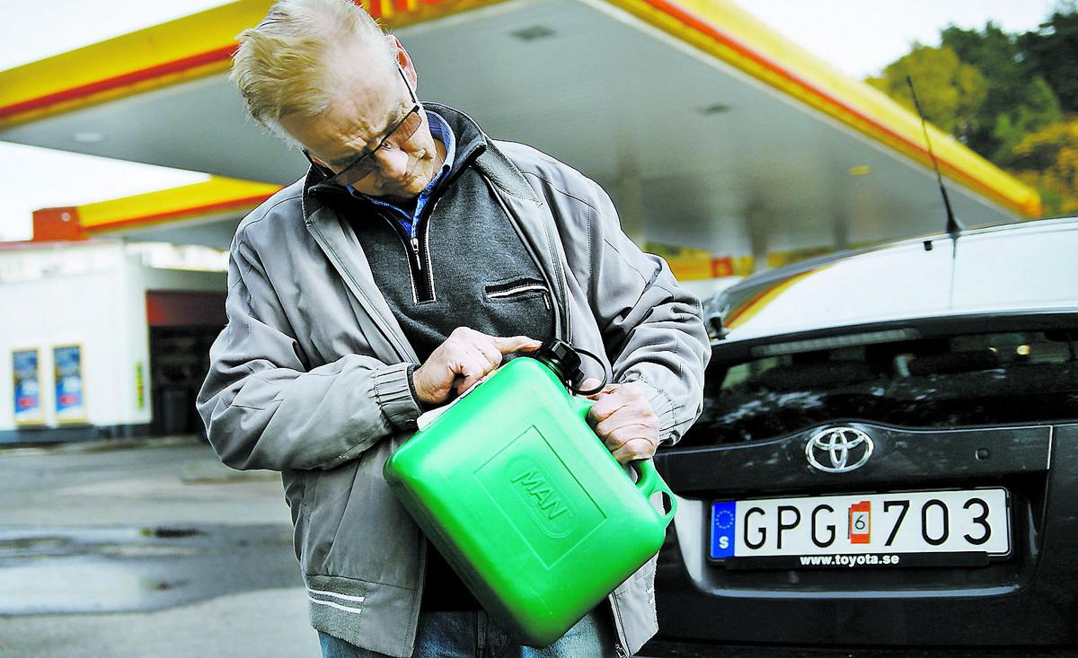 många kan vara drabbade Valentin Nilsson i Solna, är en av dem som köpt den farliga reservdunken – locket spricker och bensin läcker ut. Runt 250 000 dunkar som kan ha den trasiga korken har sålts i Sverige.