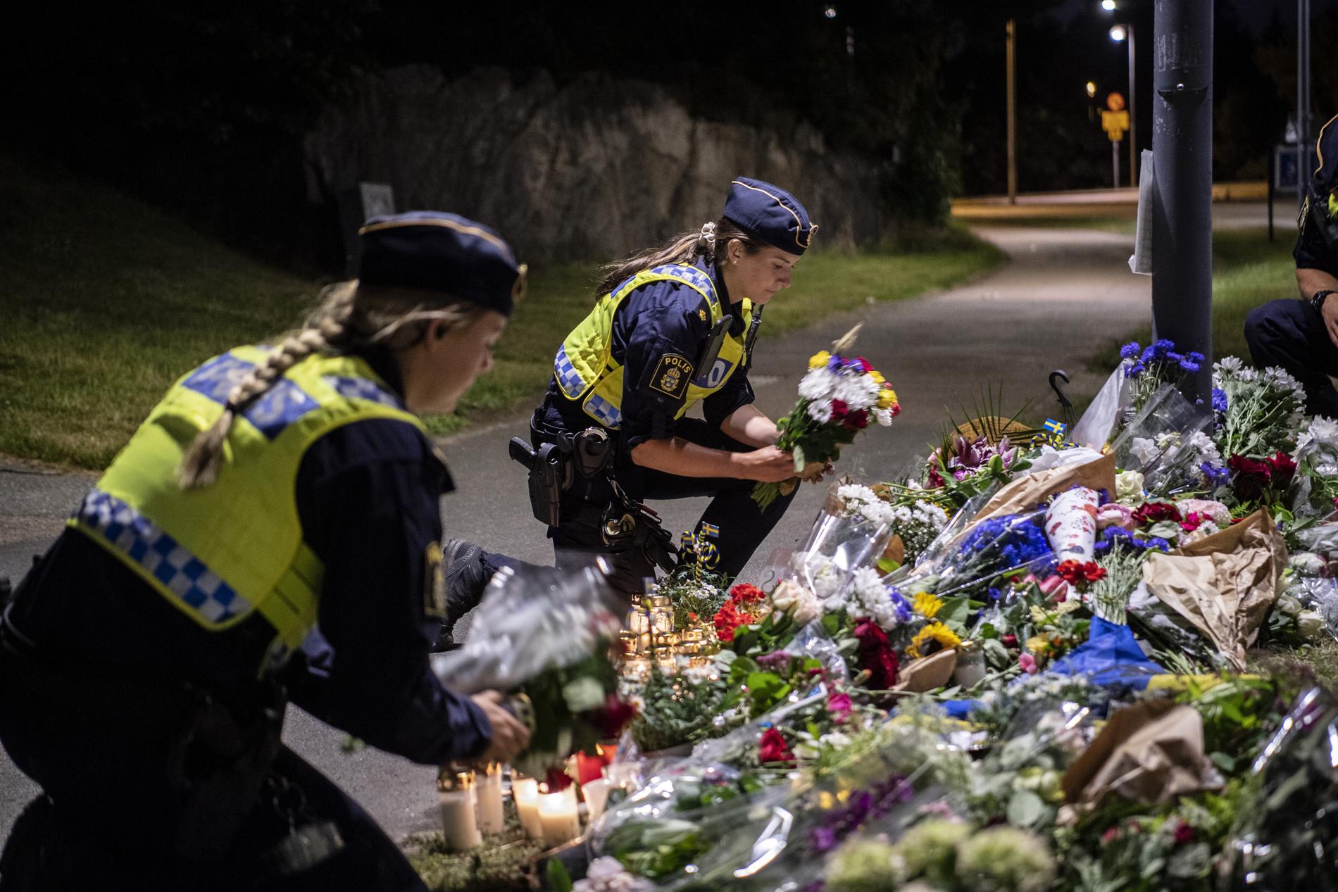 Kollegor till mördade polisen Andreas Dalman lägger blommor vid brottsplatsen.