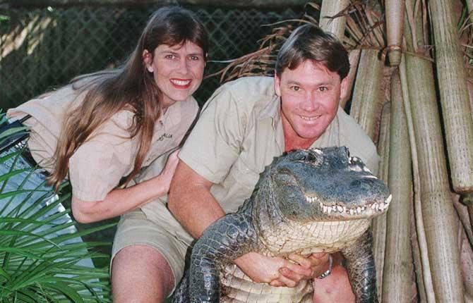 Eget zoo Steve Irwin tillsammans med hustrun Terri och en av krokodilerna på hans eget Australia zoo i Queensland, Australien.