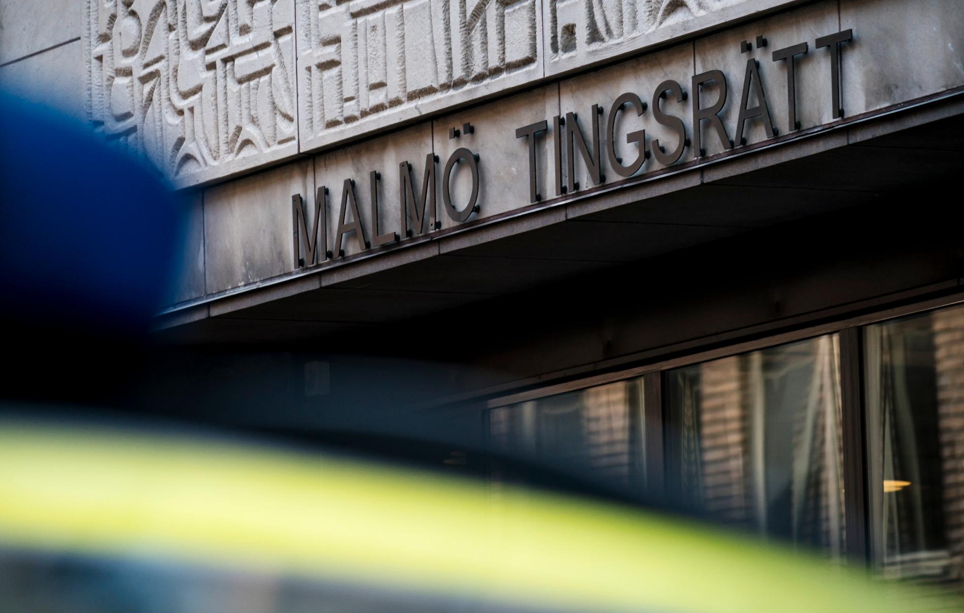 Malmö tingsrätt dömer en 47-årig man till ett långt fängelsestraff för att ha knivdödad en kollega i en butik i Rosengård i fjol. Arkivbild.