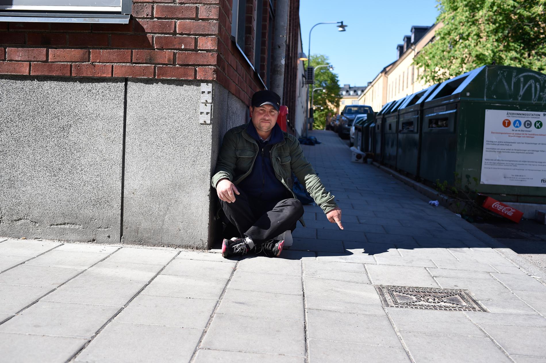 Calus från Rumänien sitter på Gotlandsgatan och tigger. Foto: Rickard Törnhjelm/Aftonbladet