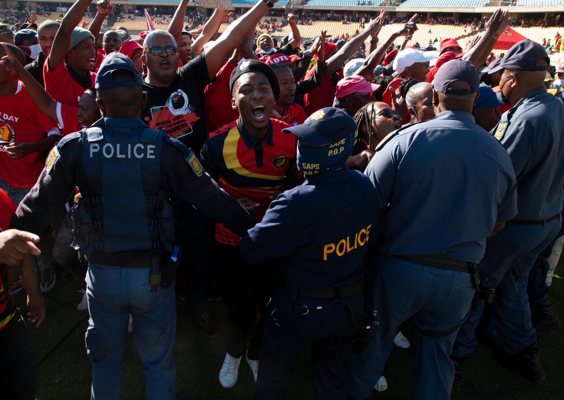 Protester mot Sydafrikas president Cyril Ramaphosa i Rustenburg.