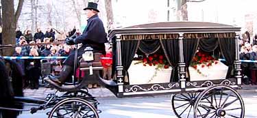 Astrid Lindgrens kista drogs genom staden i en öppen vagn.