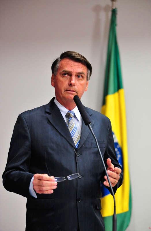 Jair Bolsonaro är illa omtyckt av omvärlden, men populär i Brasilien. Nu får han ett oväntat hot från vänster.
