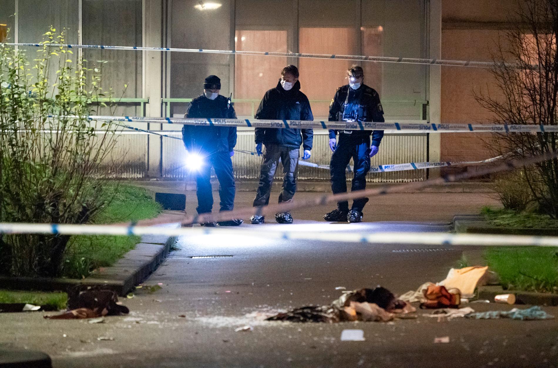 Polisens kriminaltekniker på plats efter att en person har förts till sjukhus efter en skottlossning i Malmö i torsdags. Nu har en 15-åring häktats som misstänkt för mordförsök. Arkivbild.